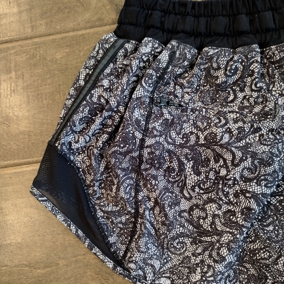 LULULEMON Women's Hotty Hot black masked 2.5" LR shorts - 6 - Picture 6 of 9